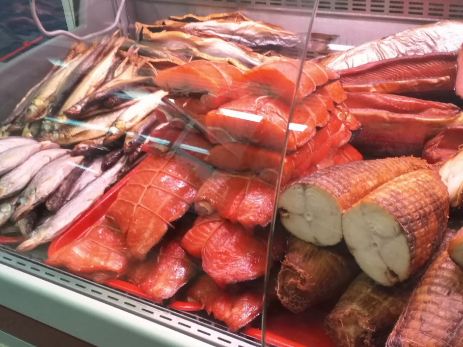 Оставьте это прилавке: Роскачество проверило популярные марки народной рыбы - кости и лед