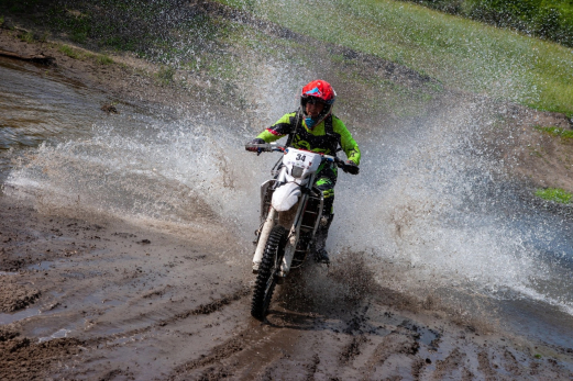 От рядов из покрышек до грязевых ям: под Сызранью мотоциклисты штурмовали препятствия в погоне за золотом