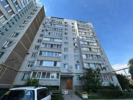 Проломленная скамейка и кровь: в Сызрань парень выпал с 10 этажа и разбился насмерть - фото с места трагедии
