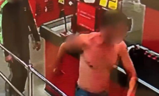 Обнаженный налетчик ограбил супермаркет в Самарской области - видео