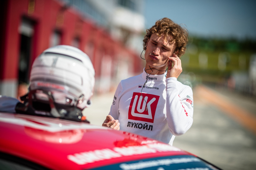 Следим за трансляциями: Михаил Симонов с 40 кг балласта вступает в борьбу за золото на Moscow Raceway