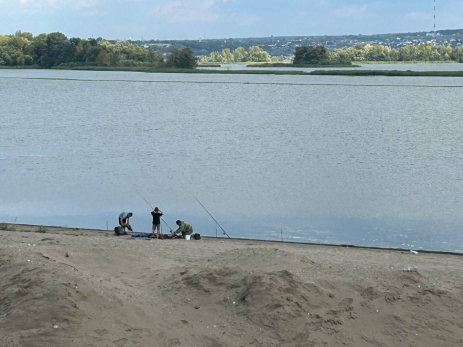 Улов не ахти какой, но удача улыбается смелым: закрытый пляж Сызрани не пустеет