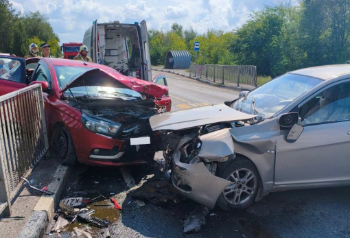 Экстренные службы спасали людей в массовой аварии на трассе в Самарской области
