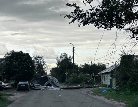 В Сызрани шквалистый ветер разорвал крышу дома