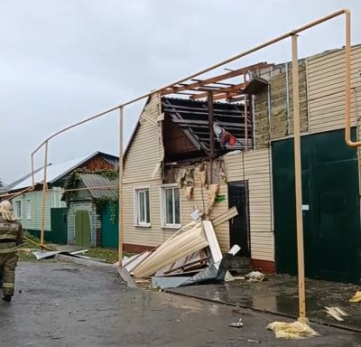 Слетевшая в Сызрани крыша свалила столб, порвала провода и повредила газопровод