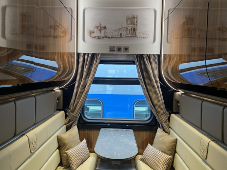 РЖД показали новые вагоны с двухметровыми полками, душем и гладильной доской