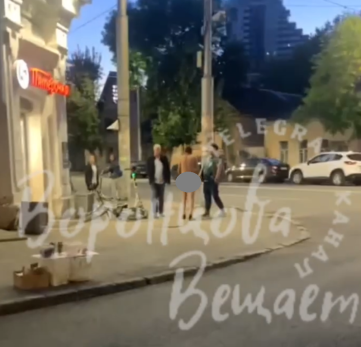 «Пятёрочка» выручает: абсолютно голый мужчина решил прогуляться у супермаркета