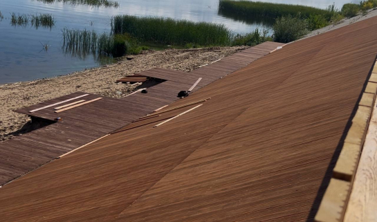 Главный пляж Сызрани обретает новый вид: бетон и металл «зашивают» в дерево