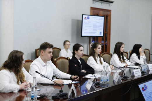 Студенты Самарской области представили губернатору Вячеславу Федорищеву проекты по развитию региона