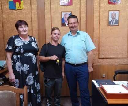 Желаю, чтобы новый дом стал настоящей крепостью: Сергей Строев вручил ключи Виктору Соколову