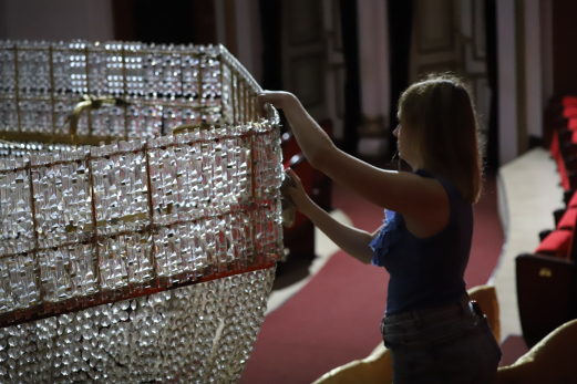 В сызранском театре в зрительный зал спустили огромную люстру весом в полтонны - фото