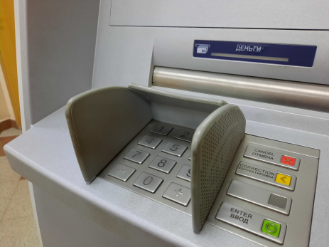 С 1 сентября банкоматы перестанут выдавать деньги людям с нетипичным поведением