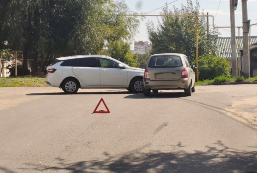 Никто не хотел уступать: легковушки не разъехались около стадиона в Сызрани