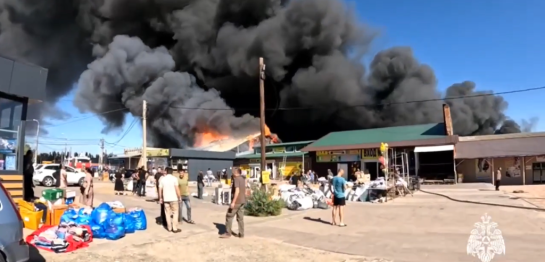 Видео, где пожарные тушат горящий рынок - потерявшие всё люди падали в обморок и бились в истерике