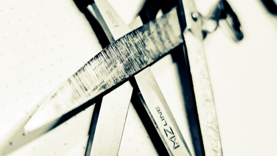 Люди, которые смеются: зумеры начали резать ножницами рты ради красивой улыбки