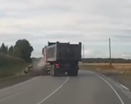 Страшная трагедия попала на видео: ехавшая из отпуска семья попала под мощный удар грузовика