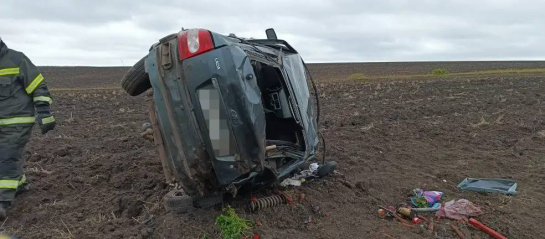 Под Сызранью Приора на скорости пропахала пашню и перевернулась - фото