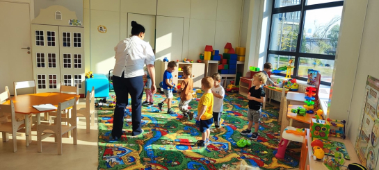 Малыш лежал без сознания на коврике: мама пришла за сыном в детсад и увидела жуткую картину