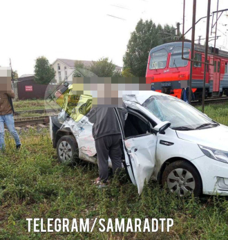 В Самарской области электричка снесла легковушку