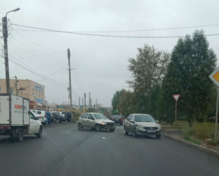 В сызранском Шанхае затруднено движение из-за автомобильной аварии