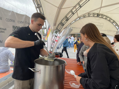 В центре Сызрани - гастрономический рай и ярмарка: людей угощают волжской ухой и прочими деликатесами - фото