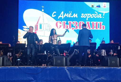 Видео: в центре Сызрани звучат хиты «Арии», «Кино», «Алисы», «Ленинграда» и «Машины времени» - праздник продолжается