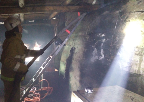 В Шигонском районе пожарные в противогазах тушили полыхающую кровать