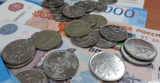 Зарплату выплачивают новыми рублями: денежная реформа набирает обороты