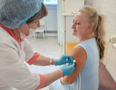 Школы закрывают на карантин: главврач ЦГБ лично вколола себе вакцину