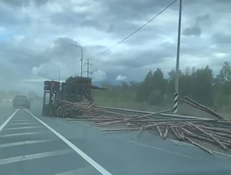Пункт назначения по-сызрански: на федеральной трассе М-5 перевернулся прицеп с бревнами