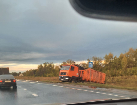 Черный четверг на трассе М-5: под Сызранью улетел в кювет многотонный металловоз