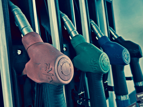 Перебои с бензином из-за атак на НПЗ, сухой закон на время СВО, умер убийца «Мисс улыбки»: важное к этому часу