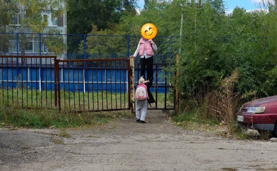 В Сызрани детям приходится лезть через забор, чтобы попасть в школу