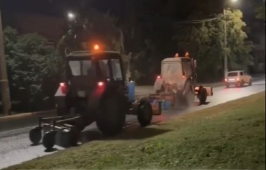 Видео - спецмашины прочесывают дороги Сызрани: коммунальщики перешли на ночной режим