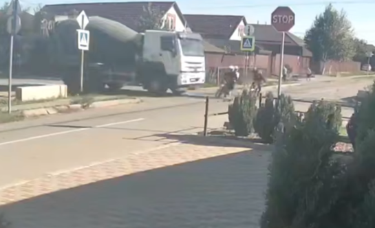 Шокирующее видео (18+): бетономешалка на огромной скорости снесла юных байкеров