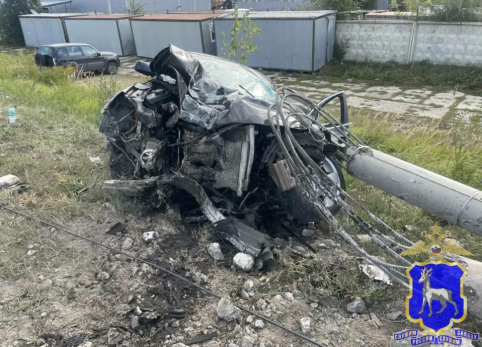 Дорогая иномарка на скорости снесла столб: от BMW мало, что осталось