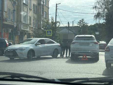 Две белоснежных иномарки не поделили перекресток в центре Сызрани