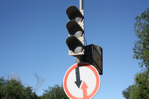 Врач назвала причины запрета дальтоникам водить автомобиль