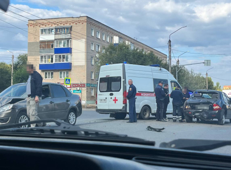 У сызранской гостиницы разбились легковые автомобили - на месте ДТП работает скорая помощь