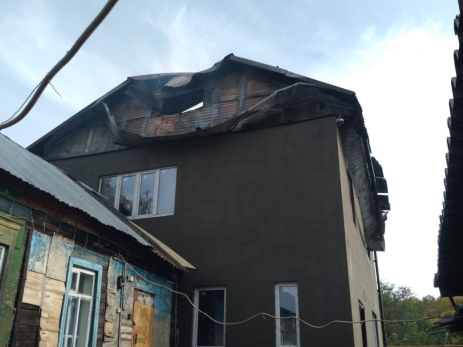 В Октябрьске загорелся двухэтажный строящийся дом