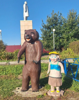 Ужасный ужас: Стиллавин оценил взорвавшие соцсети скульптуры Маши и Медведя