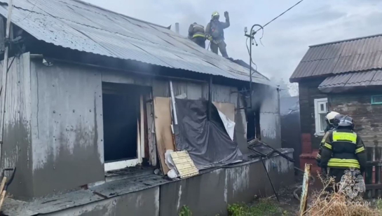 Видео с места пожара: в МЧС установили личности погибших в горящем доме в Сызрани