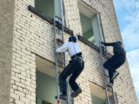 Взлетели на стену и развернулись в боевом порядке: сызранским огнеборцам не хватило буквально чуть-чуть