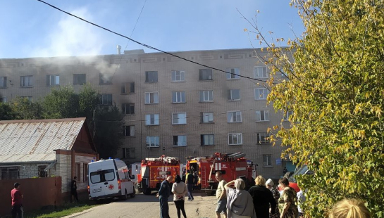 В Сызрани оперативные службы стянулись на место пожара в пятиэтажном доме