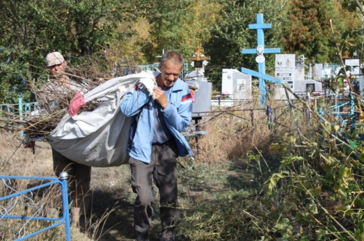 В Сызрани с кладбища массово вывезли похоронные венки