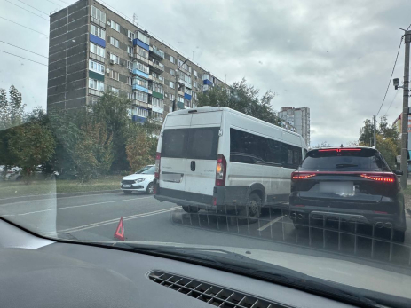 В центре Сызрани - серьезная авария и пробка: легковушка улетела с дороги в забор