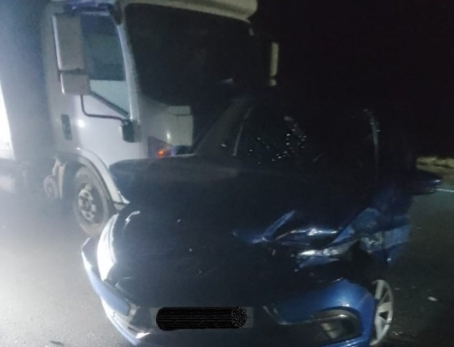 Окровавленного человека увезли с места столкновения фуры с легковушкой на трасе М-5 в Самарской области