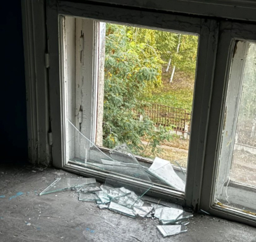 На Астраханской парни в ярости выломали дверь в подъезде и помчались искать жертву