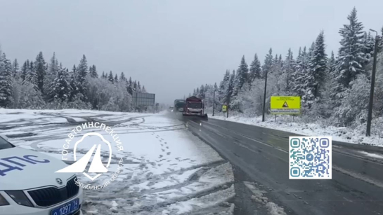 Федеральную трассу М-5 неожиданно завалило снегом - дорогу парализовало из-за водителей на летней резине