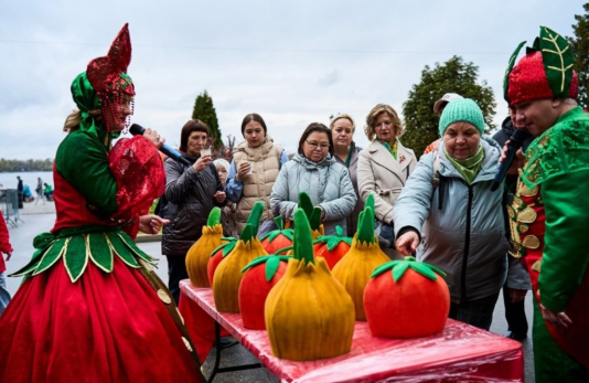 Жители Сызрани накормили самарцев хлебом из помидоров